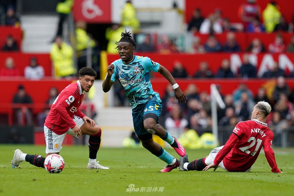 性展现了他 性展现了他