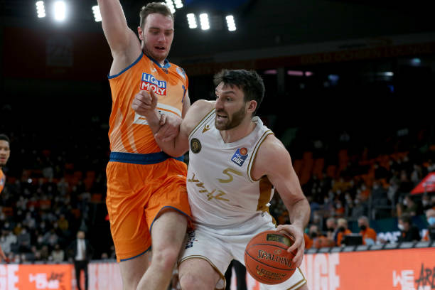 对阵容深厚 对阵容深厚