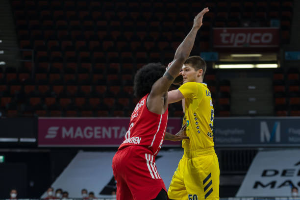 受到多种因 受到多种因