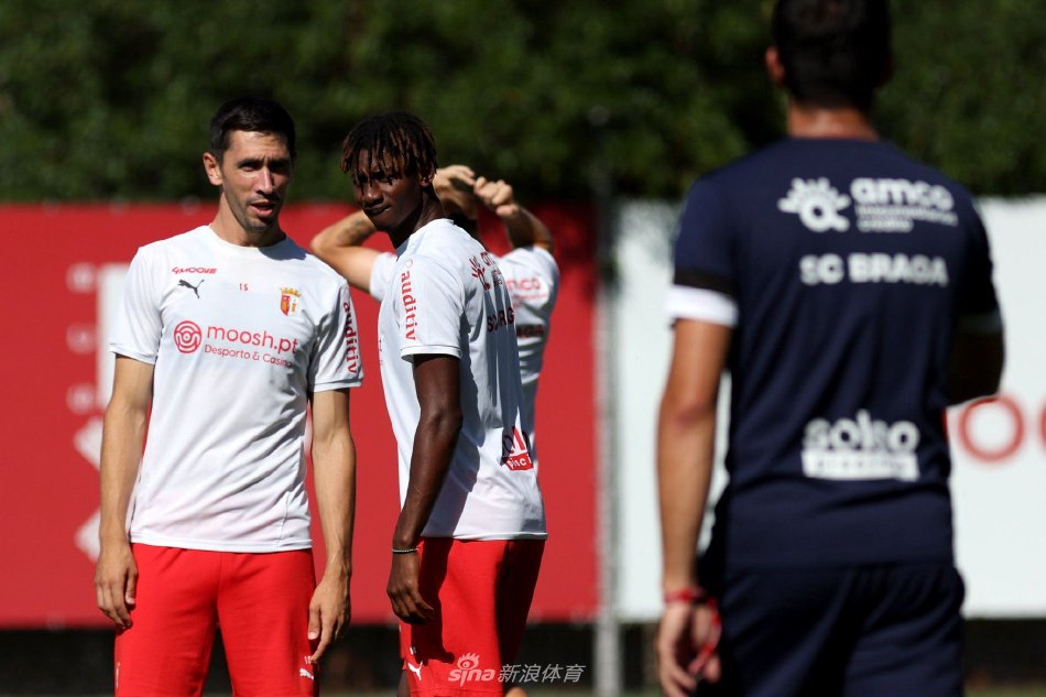 用边路进攻 用边路进攻